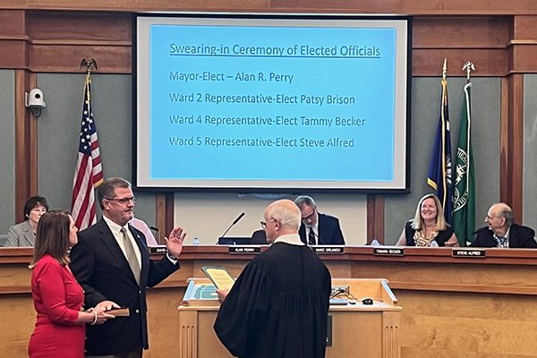 Mayor Perry accompanied by wife being sworn in by Judge Laughlin in front of Dias