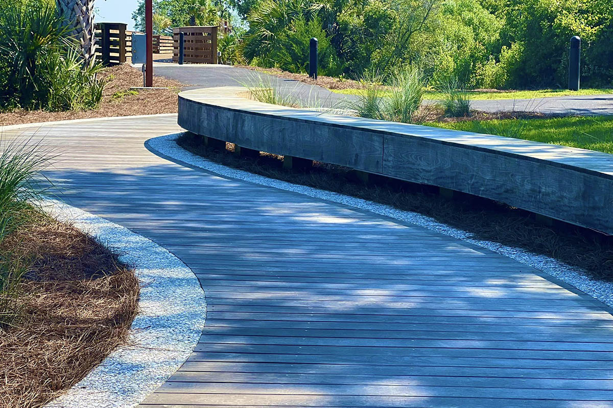 Boardwalk along the waterfront of Veterans' Park